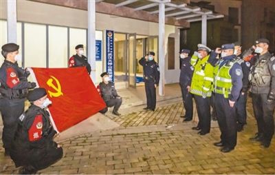 2��1�գ��人�л���ɽҽԺ�����ҹ��Ƴ������������������齨��8����ɵĵ�Աͻ���ӣ���Ա���ڵ���ǰ���ġ������������� �������