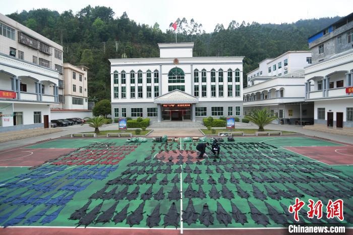 ͼΪ�����������Ƥ���������λ� ��