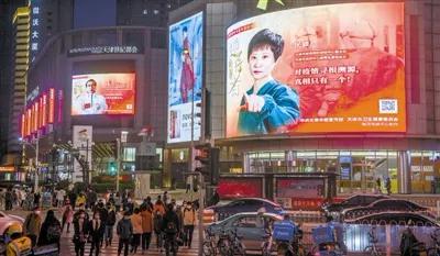 Ӫ�ڵ����Ͼ�·���ڵĴ���Ļ�ϣ������ڶ��������������ߡ���ӱ������