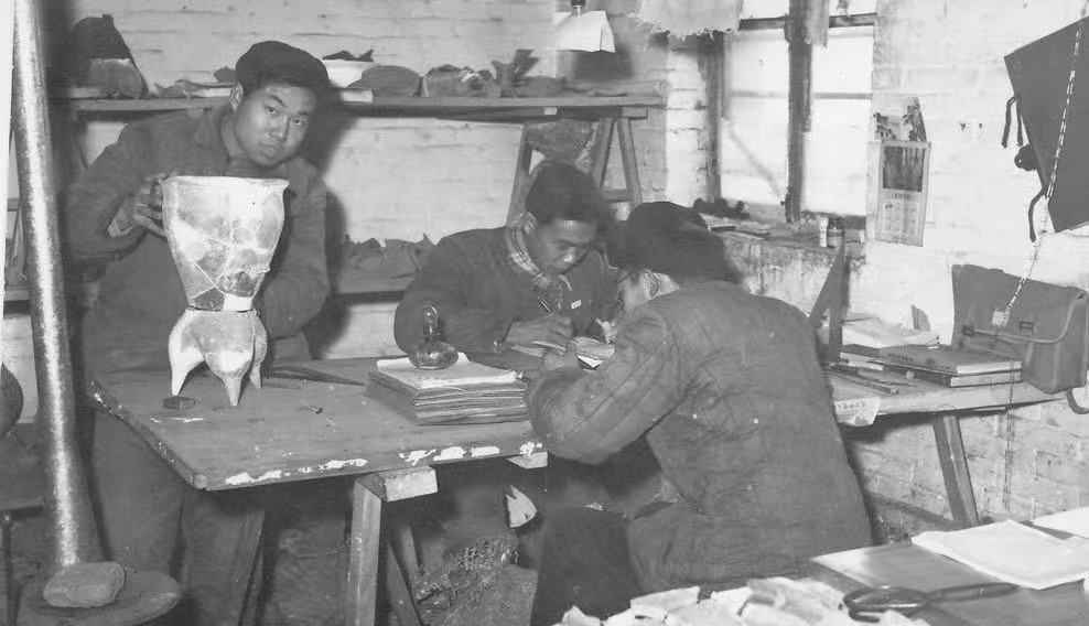 ����谣���һ����ͬѧ�ں�������ʵϰ�����������������ܷ��߹�ͼ